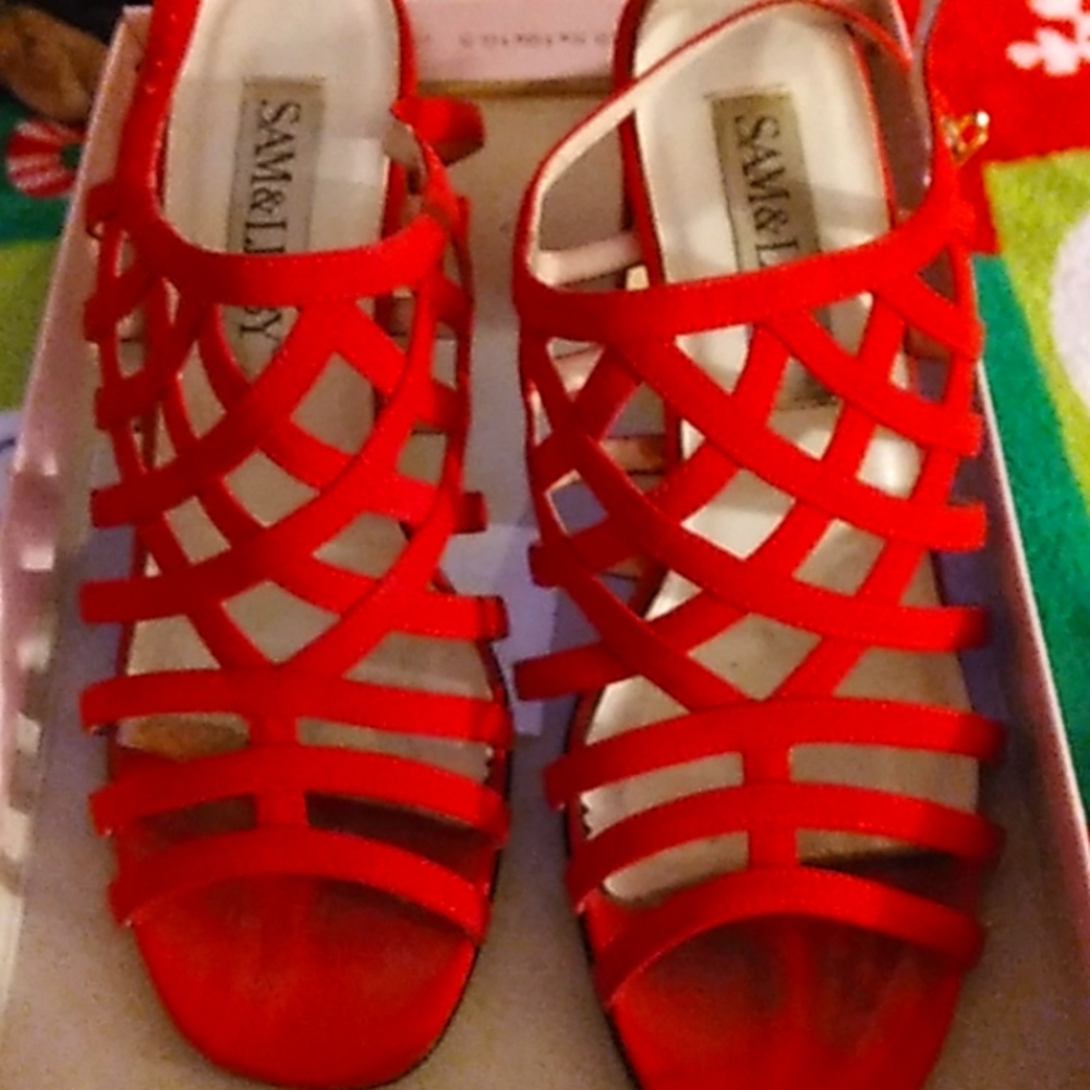 Red shoes, 7.5